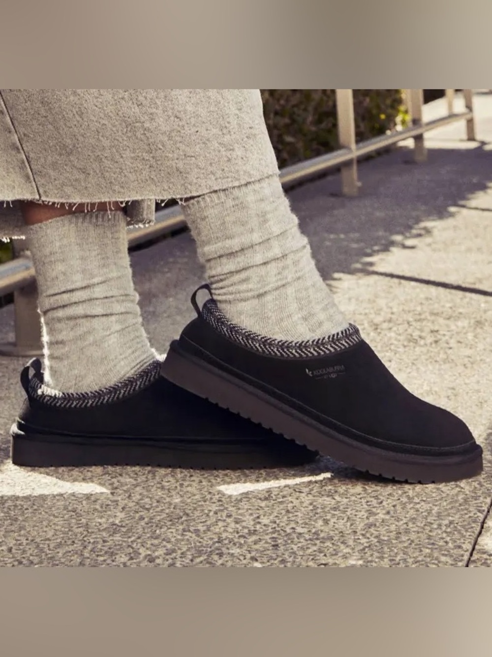 Koolaburra by Ugg BURREE SLIPPER in black suede size EU 37 Men’s 5 US Women’s 6